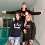 Filip Zabielski Instagram – Właśnie wystartował mój pierwszy drop ubrań! 😄
Bardzo się cieszę z tego powodu. Poświęciłem dużo czasu na sprawdzenie i dobór materiałów aby bluzy wyszły jak najlepsze! ❤️
Na początek zrobiłem czarną bluze z logien STAR HOUSE oraz czarną i niebieską z koroną!
Mam nadzieje, że Wam się podobają.
Bluzy możecie już teraz kupić i na 100% dojdą przed Świętami do Was!
Link jest w bio oraz na moim instastory 😄💓