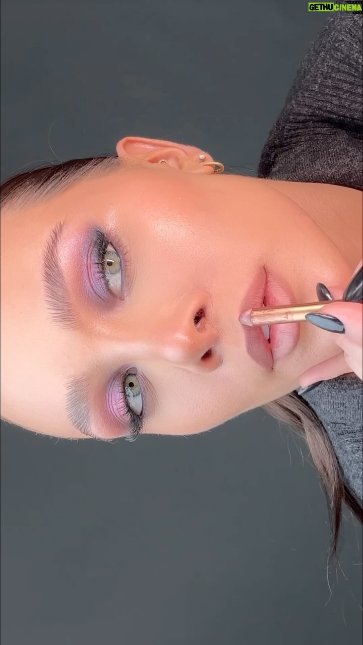 Flavia Pavanelli Instagram - Um lábio nude com um toque leve de holográfico pode ser a cereja do bolo nesse carnaval, viu? ✨ que comecem os tutoriais! Lápis: Lip Cheat Iconic Nude + Pillow Talk 3. Intense @charlottetilbury Gloss: 02 XXL Nude @sephoracollection Paleta I: Le 9 de @givenchybeauty 9.01 Paleta II: Aurora Glow Kit @anastasiabeverlyhills São Paulo, Brazil