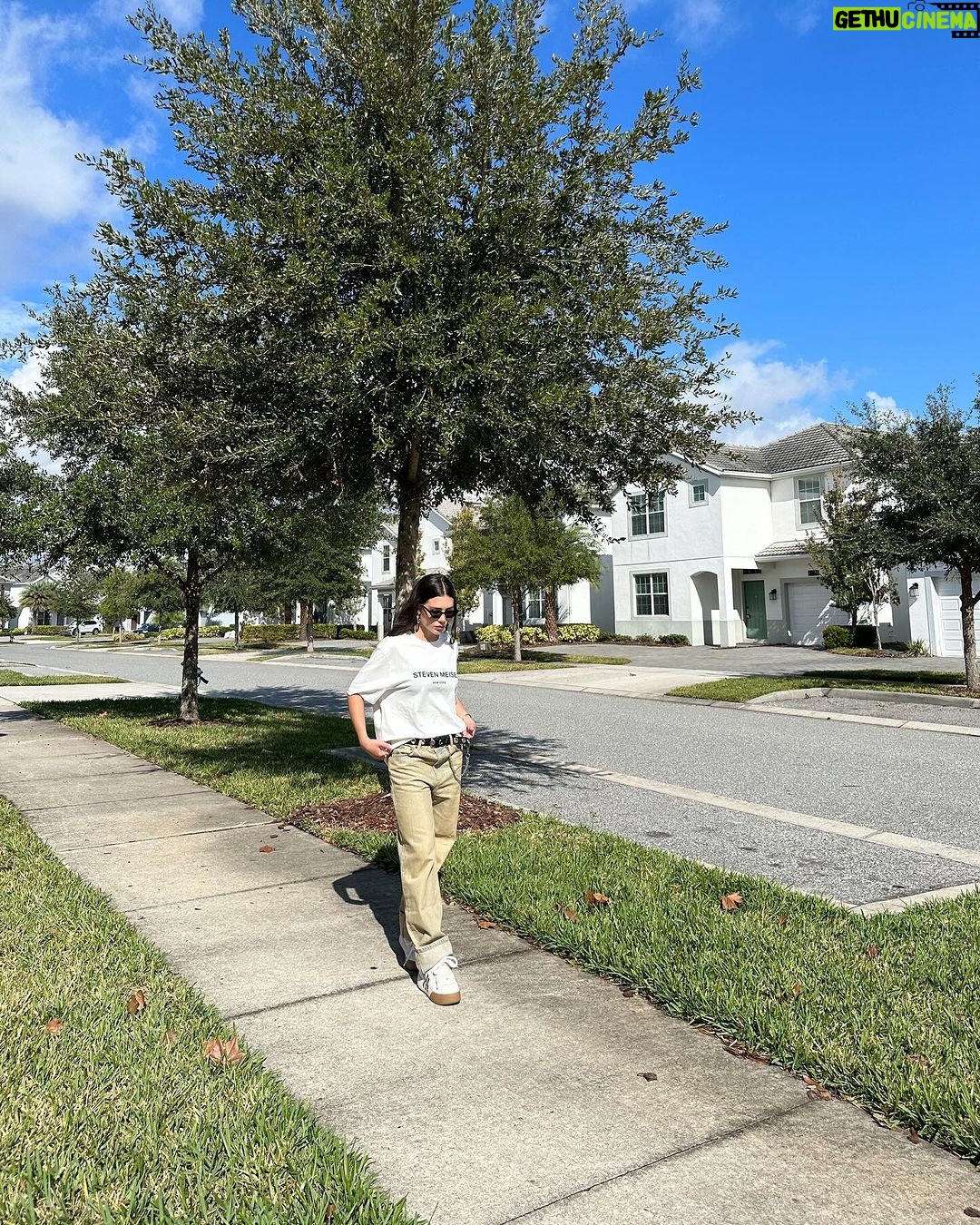 Flavia Pavanelli Instagram - 🇺🇸🍒🧚🏼♀️🦄🍕🎀💘 Delícia chegar na nossa casa por 10 dias em Orlando. Locamos com a @sunnylandvh 🏡 é um diferencial incrível ficar com todo mundo junto no mesmo lugar. Fora que eles são uma imobiliária completa: quem tiver interesse em compra, venda e aluguel, já sabe com quem falar. Tudo é personalizado pro seu perfil e necessidades, são inúmeras oportunidades. Em breve tem tour no stories pra vocês Orlando, Florida