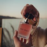 Flavia Pavanelli Instagram - Já estou sentindo cheiro de viagens e conexões cheias de significado daqui! Essa época do ano é uma delícia, né? A gente se aventura, fica mais próximo de pessoas que a gente ama, conhece gente nova de forma espontânea – e tudo isso nos leva mais próximas de nós mesmas. E se tem uma fragrância que traduz tudo isso, com certeza é My Way, de Giorgio Armani. Se você está procurando o presente perfeito para essa estação, seja para você ou para as mulheres da sua vida, essa é a minha dica: presenteie com uma viagem olfativa para dentro de si mesma. Presenteie com o My Way, de Giorgio Armani. #EuSouOQueVivo #MyWay #GiorgioArmani @giorgioarmani publi São Paulo, Brazil