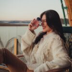 Flavia Pavanelli Instagram - Já estou sentindo cheiro de viagens e conexões cheias de significado daqui! Essa época do ano é uma delícia, né? A gente se aventura, fica mais próximo de pessoas que a gente ama, conhece gente nova de forma espontânea – e tudo isso nos leva mais próximas de nós mesmas. E se tem uma fragrância que traduz tudo isso, com certeza é My Way, de Giorgio Armani. Se você está procurando o presente perfeito para essa estação, seja para você ou para as mulheres da sua vida, essa é a minha dica: presenteie com uma viagem olfativa para dentro de si mesma. Presenteie com o My Way, de Giorgio Armani. #EuSouOQueVivo #MyWay #GiorgioArmani @giorgioarmani publi São Paulo, Brazil