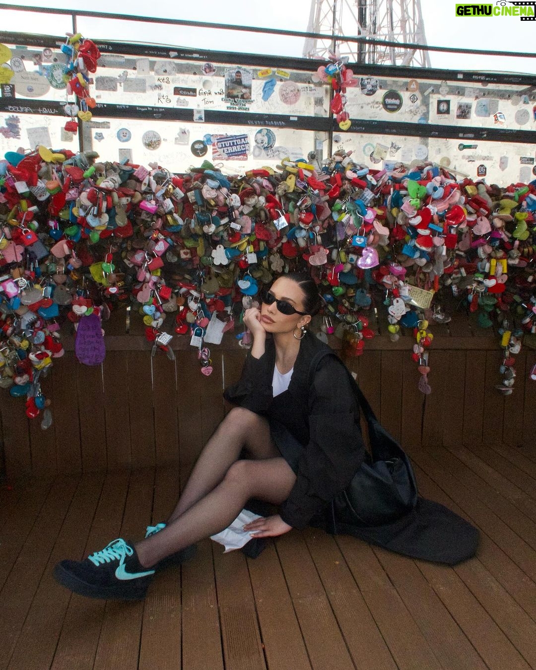 Flavia Pavanelli Instagram - Nenhuma legenda descreve quando nossa alma é abraçada pelo lugar em que visitamos. Aqui me sinto assim. A Coreia tem sido surpreendente 🔒💘 @elausabrasil, obrigada por cada experiência Namsan & N Seoul Tower