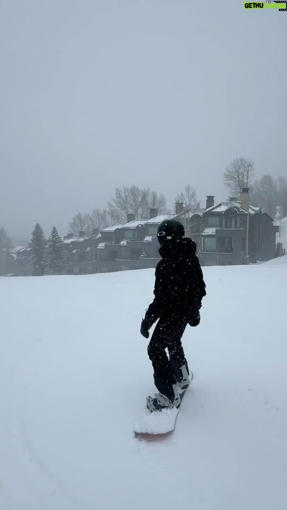 Flavia Pavanelli Instagram - Resumo da minha primeira aula de snow da viagem. Como tudo na vida, vergonha eu teria de não tentar 😎 e é caindo que se aprende. Hoje tem mais 🏂❄️ Snowmass Village, Colorado