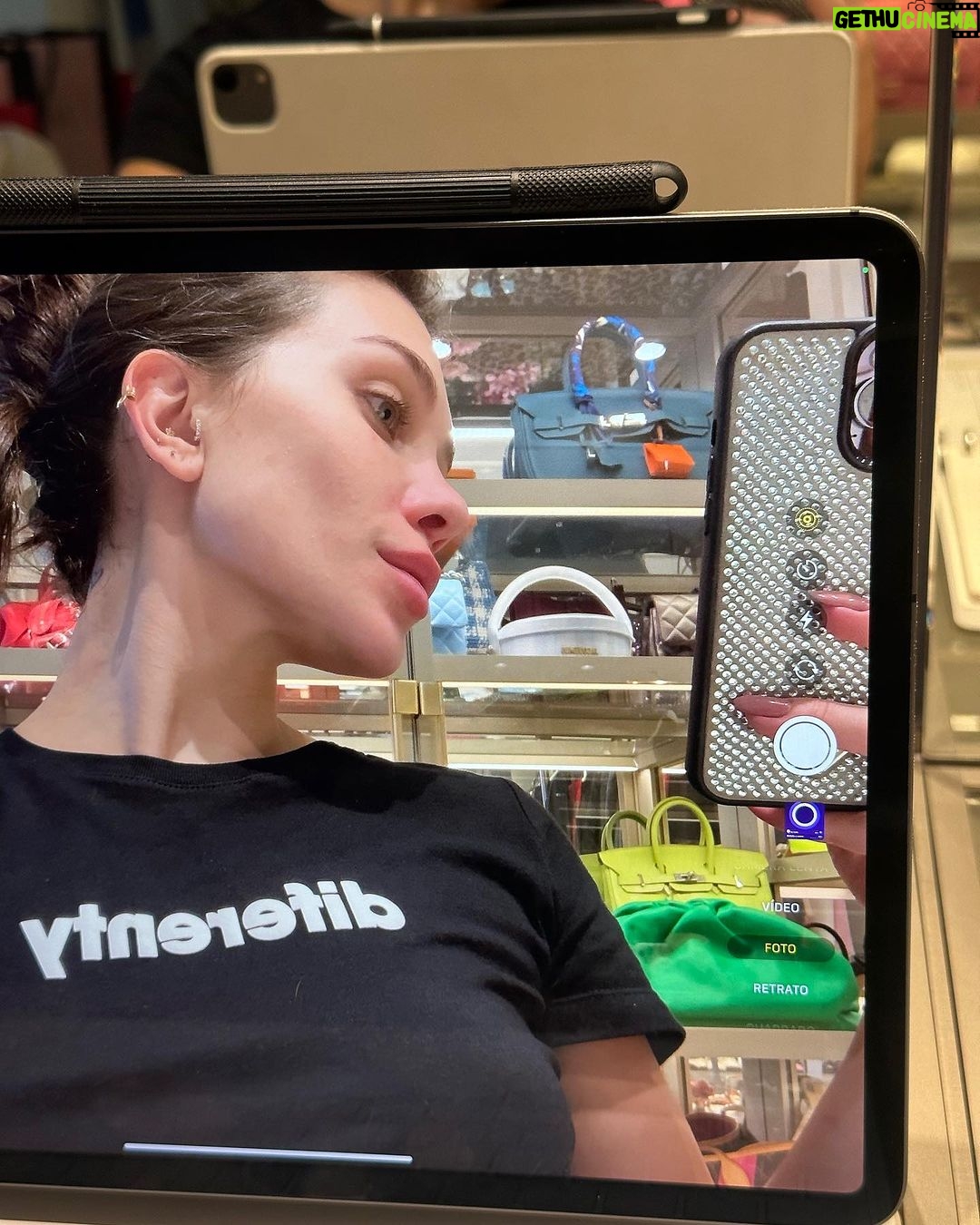Flavia Pavanelli Instagram - Terapia ☑️ Início de mala ☑️ Reuniões do dia ☑️ Organizar shooting de amanhã ☑️ Agora só falta começar a me arrumar que hoje a noite tem evento e o beauty será by me 🪄 São Paulo, Brazil