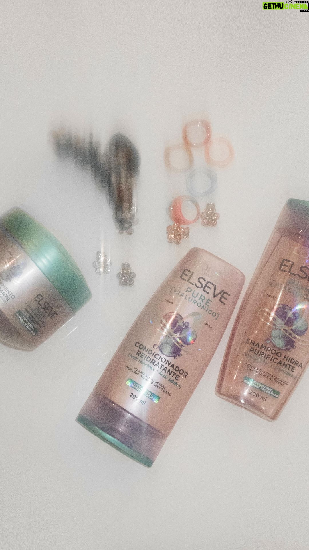 Flavia Pavanelli Instagram - Esses são os momentos que eu mais amo e faço questão de ter no meu dia. E com certeza uma das minhas escolhas diárias é o novo Elseve Pure Hialurônico de @lorealparis. Que promete - e cumpre - deixar nosso cabelo sem oleosidade e com as pontas hidratadas por até 72h. E o resultado não poderia ser diferente, né? Gostaram? #LorealParis #LorealParisHaircare #Elseve #PureHialuronico #CabelosLivresComoVocê #Publicidade São Paulo, Brazil