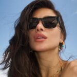 Flavia Pavanelli Instagram - Truques de styling que tem sido meu maior vício, versão: acessórios! Sabe essa “tornozeleira” que estou usando? Na verdade são 2 colares que coloquei de forma diferente. Além de brincar montando variações, eu amo usar peças de jeitinhos improváveis 🌸 e todas minhas escolhas da foto, claro, são @moranaoficial 🧚🏼‍♀️ gostaram da dica? Fernando de Noronha