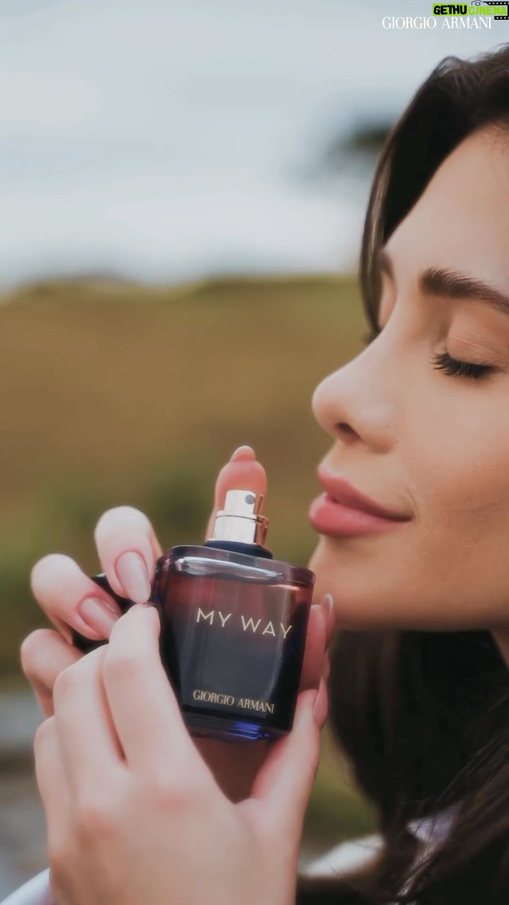 Flavia Pavanelli Instagram - O novo My Way Parfum é harmônico, fresco, elegante e intenso. Essa fragrância me faz viver experiências sensoriais únicas e conexões profundas com minha essência. Assim, me conecto com o meu propósito. Para mim, é indescritível poder representar esse perfume que tanto me encanta. #armanibeauty | @armanibeauty | publicidade