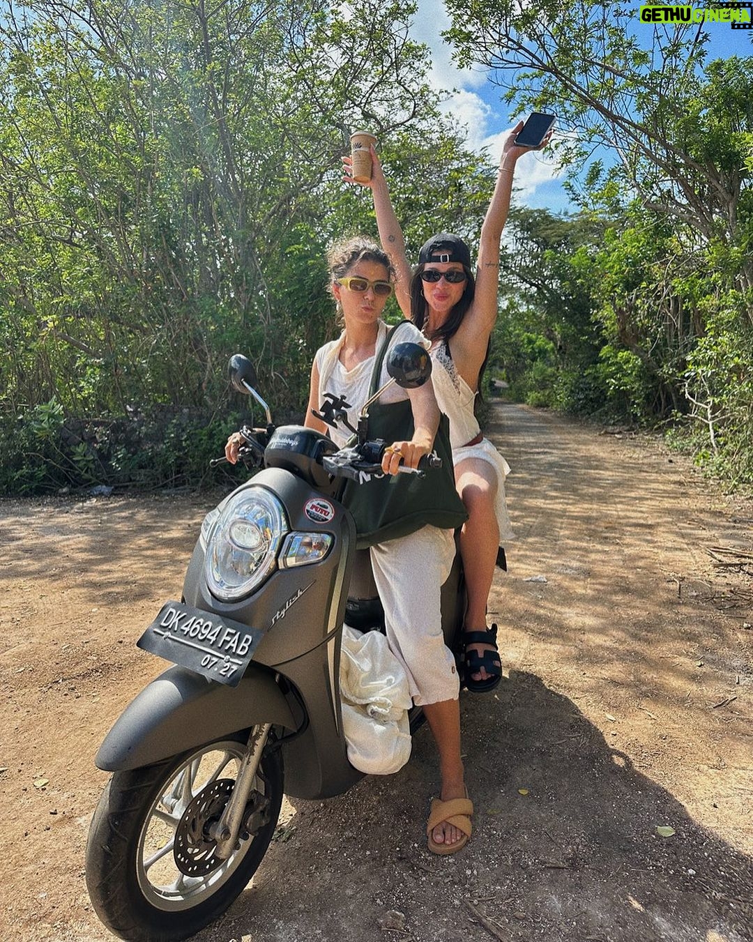 Flavia Pavanelli Instagram - selamat pagi Bali 🛵🌸 Uluwatu, Bali, Indonesia