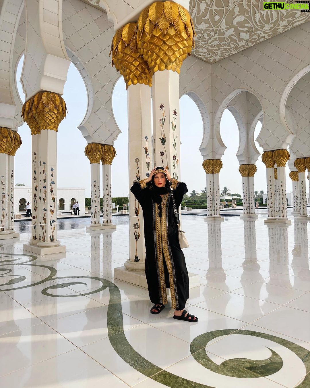 Flavia Pavanelli Instagram - ✨ Abu Dhabi Sheikh Zahid Masjid