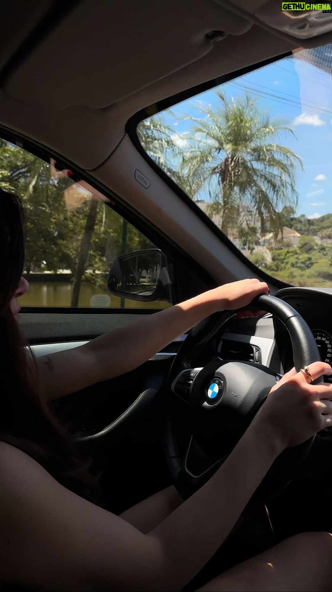 Flavia Pavanelli Instagram - Como eu queria essa facilidade de só entrar no carro, apertar o botão e estar pronta 🧚🏼♀️ vocês também? E falando em praticidade, sinônimo pra mim é sempre @livreoficial. Só de não me preocupar com IPVA e ter assistência 24h, minha rotina já é muito mais tranquila ✨ e como!