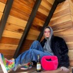 Flavia Pavanelli Instagram - Quem disse que cerveja não combina com frio? Cheguei no Festival de Inverno de Campos do Jordão já com a minha @cervejablackprincess para curtir esse dia/noite gelados! Você já conhece todos os estilos da Black Princess? Me conta aqui nos comentários, estou sem palavras! ❤️‍🔥 #FestivaldeInvernoBlackPrincess #BlackPrincess #BebaComSabedoria Campos do Jordão, Brazil