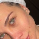Flavia Pavanelli Instagram - Nunca faço post esse horário mas hoje me permiti (já que acabei de fazer meu skincare e resolvi gravar para vocês). Juro, essa é sempre uma das melhores partes do meu dia! Começar a semana cuidando de mim, não tem preço 💘 pele real, com dermatite, manchinhas e uma baita queimadura de babyliss (ok, essa parte não precisava, kkkk) #skincare #skincareroutine #faveskin São Paulo, Brazil