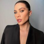 Flavia Pavanelli Instagram - Cabelo oleoso? Também acontece por aqui! Mas me diz você, quantas vezes já prendeu o cabelo para tentar esconder a oleosidade? Eu quero ter cabelos livres, assim como eu. @lorealparis #CabelosLivresComoVoce #PureHialuronico #Elseve #LOrealParis | pubIicidade