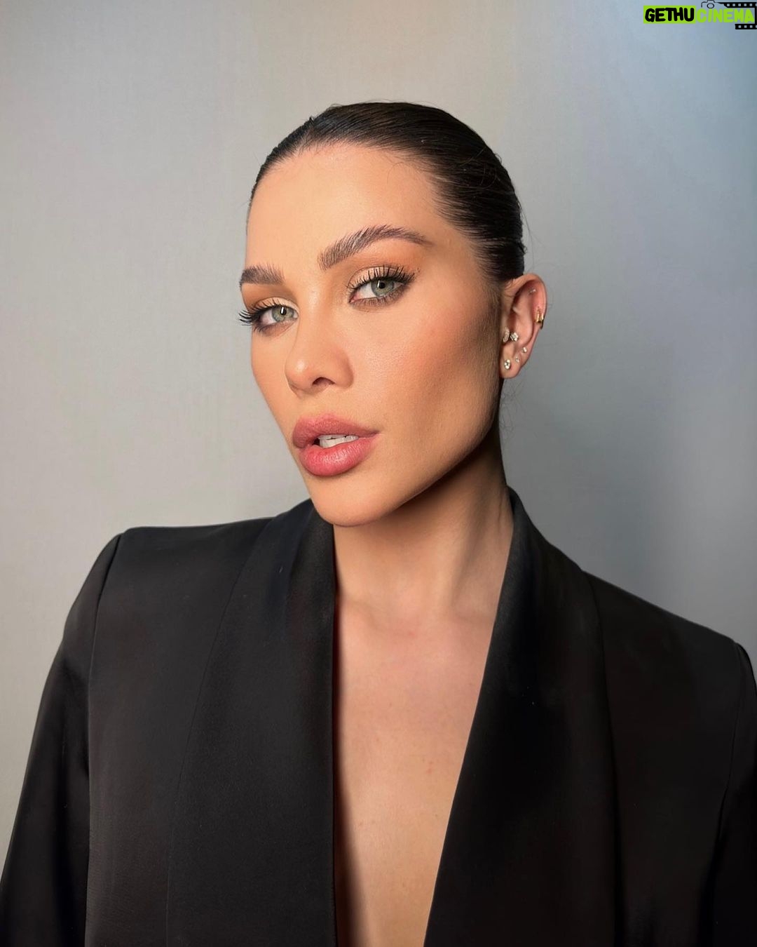 Flavia Pavanelli Instagram - Cabelo oleoso? Também acontece por aqui! Mas me diz você, quantas vezes já prendeu o cabelo para tentar esconder a oleosidade? Eu quero ter cabelos livres, assim como eu. @lorealparis #CabelosLivresComoVoce #PureHialuronico #Elseve #LOrealParis | pubIicidade