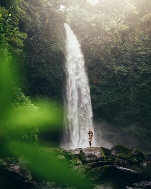 Flavia Pavanelli Instagram - Jungle energy 🐒🌿alma lavada depois de visitar mais uma vez minha cachoeira favorita de Bali. E dessa vez, com essa parceira, amiga e pessoa incrível de longa data presente @flaviapavanelli 💛 obrigado por topar todos meus perrengues e confiar em mim!