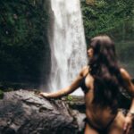 Flavia Pavanelli Instagram - Jungle energy 🐒🌿alma lavada depois de visitar mais uma vez minha cachoeira favorita de Bali. E dessa vez, com essa parceira, amiga e pessoa incrível de longa data presente @flaviapavanelli 💛 obrigado por topar todos meus perrengues e confiar em mim! Bali, Indonesia