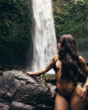 Flavia Pavanelli Instagram - Jungle energy 🐒🌿alma lavada depois de visitar mais uma vez minha cachoeira favorita de Bali. E dessa vez, com essa parceira, amiga e pessoa incrível de longa data presente @flaviapavanelli 💛 obrigado por topar todos meus perrengues e confiar em mim!
