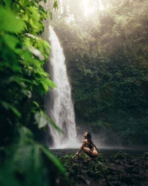 Flavia Pavanelli Instagram - Jungle energy 🐒🌿alma lavada depois de visitar mais uma vez minha cachoeira favorita de Bali. E dessa vez, com essa parceira, amiga e pessoa incrível de longa data presente @flaviapavanelli 💛 obrigado por topar todos meus perrengues e confiar em mim!