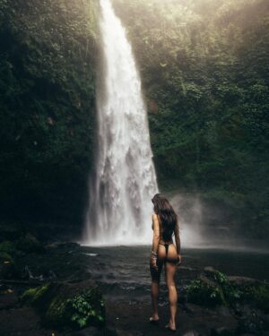 Flavia Pavanelli Instagram - Jungle energy 🐒🌿alma lavada depois de visitar mais uma vez minha cachoeira favorita de Bali. E dessa vez, com essa parceira, amiga e pessoa incrível de longa data presente @flaviapavanelli 💛 obrigado por topar todos meus perrengues e confiar em mim!