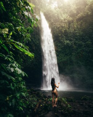 Flavia Pavanelli Instagram - Jungle energy 🐒🌿alma lavada depois de visitar mais uma vez minha cachoeira favorita de Bali. E dessa vez, com essa parceira, amiga e pessoa incrível de longa data presente @flaviapavanelli 💛 obrigado por topar todos meus perrengues e confiar em mim!