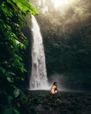 Flavia Pavanelli Instagram - Jungle energy 🐒🌿alma lavada depois de visitar mais uma vez minha cachoeira favorita de Bali. E dessa vez, com essa parceira, amiga e pessoa incrível de longa data presente @flaviapavanelli 💛 obrigado por topar todos meus perrengues e confiar em mim!