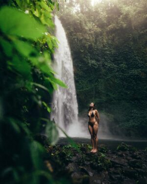 Flavia Pavanelli Instagram - Jungle energy 🐒🌿alma lavada depois de visitar mais uma vez minha cachoeira favorita de Bali. E dessa vez, com essa parceira, amiga e pessoa incrível de longa data presente @flaviapavanelli 💛 obrigado por topar todos meus perrengues e confiar em mim!