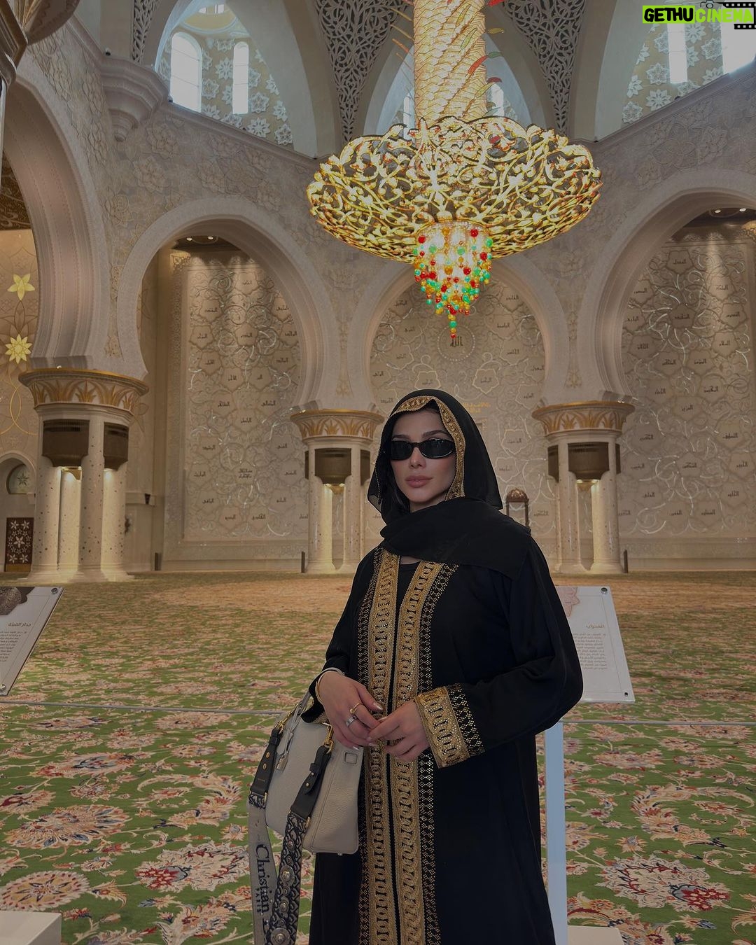 Flavia Pavanelli Instagram - ✨ Abu Dhabi Sheikh Zahid Masjid
