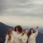 Flavia Pavanelli Instagram - (Re)conexão. Essa palavra esteve presente através de sentimentos e experiências vividas esses dias. Assim que recebi o convite de @armanibeauty com esse intuito, não pensei 2x em aceitar. Foi a junção perfeita: uma marca que admiro muito com um propósito extremamente especial. Com certeza, todas as vezes que eu usar “My Way”, terei memórias de dias únicos e marcantes que fizeram me conectar com a minha essência 🌾⛰️🌳✨ | pubIicidade