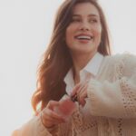 Flavia Pavanelli Instagram - (Re)conexão. Essa palavra esteve presente através de sentimentos e experiências vividas esses dias. Assim que recebi o convite de @armanibeauty com esse intuito, não pensei 2x em aceitar. Foi a junção perfeita: uma marca que admiro muito com um propósito extremamente especial. Com certeza, todas as vezes que eu usar “My Way”, terei memórias de dias únicos e marcantes que fizeram me conectar com a minha essência 🌾⛰️🌳✨ | pubIicidade