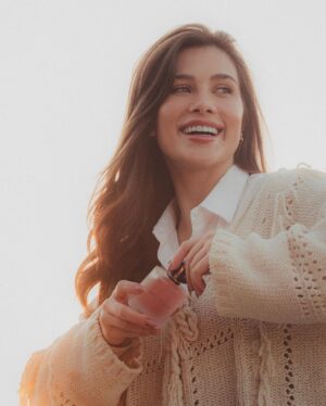 Flavia Pavanelli Instagram - (Re)conexão. Essa palavra esteve presente através de sentimentos e experiências vividas esses dias. Assim que recebi o convite de @armanibeauty com esse intuito, não pensei 2x em aceitar. Foi a junção perfeita: uma marca que admiro muito com um propósito extremamente especial. Com certeza, todas as vezes que eu usar “My Way”, terei memórias de dias únicos e marcantes que fizeram me conectar com a minha essência 🌾⛰️🌳✨ | pubIicidade