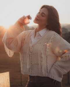 Flavia Pavanelli Instagram - (Re)conexão. Essa palavra esteve presente através de sentimentos e experiências vividas esses dias. Assim que recebi o convite de @armanibeauty com esse intuito, não pensei 2x em aceitar. Foi a junção perfeita: uma marca que admiro muito com um propósito extremamente especial. Com certeza, todas as vezes que eu usar “My Way”, terei memórias de dias únicos e marcantes que fizeram me conectar com a minha essência 🌾⛰️🌳✨ | pubIicidade