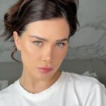 Flavia Pavanelli Instagram - Eu sei, nem todos os dias estamos confiantes para aceitar nosso rosto na crise de acne. É delicado, assusta, mas por experiência própria: pode acreditar que tudo passa! Até essa fase. Geralmente a maquiagem que eu faço pra me sentir melhor é exatamente essa e resolvi compartilhar pra lembrar vocês que qualquer um pode passar por isso, inclusive eu. Tente se olhar com mais carinho. Com calma e ajuda de profissionais, vai dar certo ✨ São Paulo, Brazil