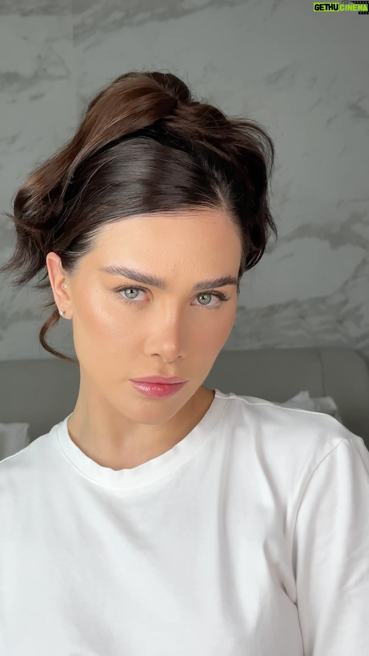 Flavia Pavanelli - 194.5K Likes - Eu sei, nem todos os dias estamos confiantes para aceitar nosso rosto na crise de acne. É delicado, assusta, mas por experiência própria: pode acreditar que tudo passa! Até essa fase. Geralmente a maquiagem que eu faço pra me sentir melhor é exatamente essa e resolvi compartilhar pra lembrar vocês que qualquer um pode passar por isso, inclusive eu. Tente se olhar com mais carinho. Com calma e ajuda de profissionais, vai dar certo ✨