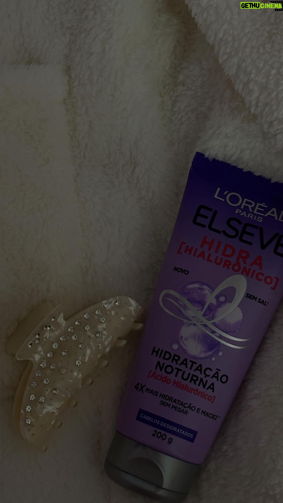 Flavia Pavanelli Instagram - Desarrume-se comigo e com Elseve ✨ Cuidar profundamente dos fios enquanto durmo com certeza é um dos meus sonhos que virou realidade, especialmente com o Creme Noturno Elseve Hidra Hialurônico! Ele protege e trata os fios sem precisar de enxágue - ainda garante um cabelo sem frizz, leve e saudável ao acordar. Dá pra acreditar? Vem pra rede vizinha acompanhar o resultado 🧚🏼♀ #LorealParis #LorealParisHairCare #Elseve #NadaCuidaComoElseve #HidraHialuronico #CremeNoturnoHidraHialuronico #Publicidade São Paulo, Brazil