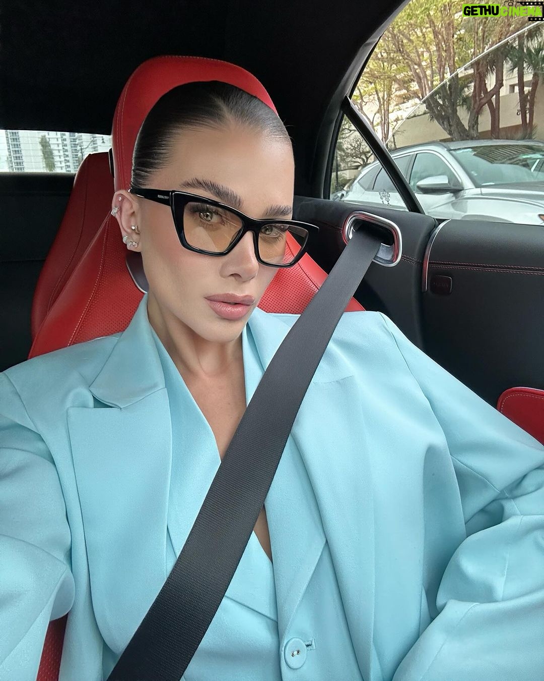 Flavia Pavanelli Instagram - De azulzinho @shopyouse em homenagem a @faveskin para avisar 2 coisinhas: 1. Hoje é o último dia de desconto de 30% em nosso site da FAVE 🩵 2. Tem descontos de até 50% off na youse por tempo limitadíssimo também. Os links estão na minha bio. Qual vão aproveitar primeiro? Miami Beach, Florida
