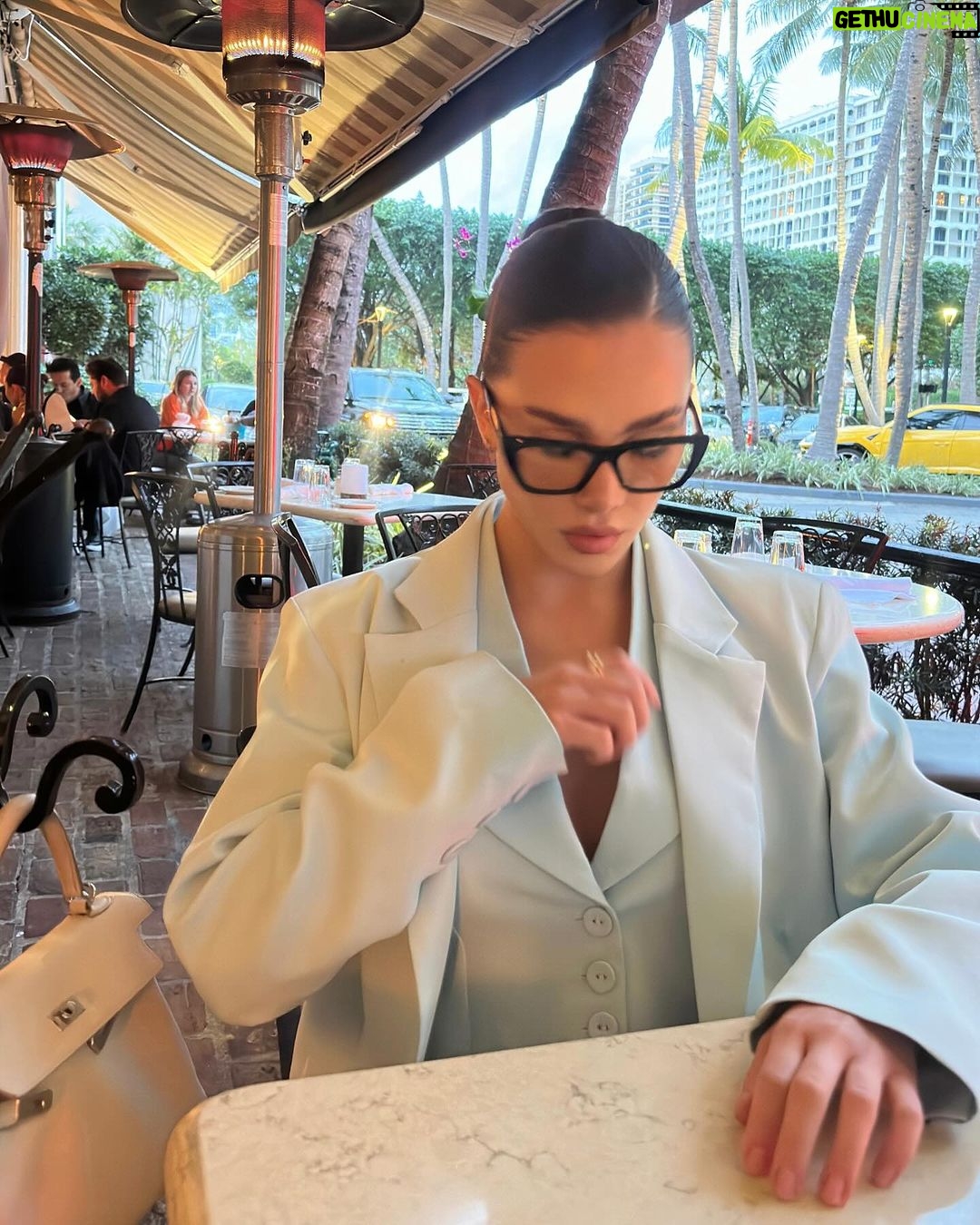 Flavia Pavanelli Instagram - De azulzinho @shopyouse em homenagem a @faveskin para avisar 2 coisinhas: 1. Hoje é o último dia de desconto de 30% em nosso site da FAVE 🩵 2. Tem descontos de até 50% off na youse por tempo limitadíssimo também. Os links estão na minha bio. Qual vão aproveitar primeiro? Miami Beach, Florida