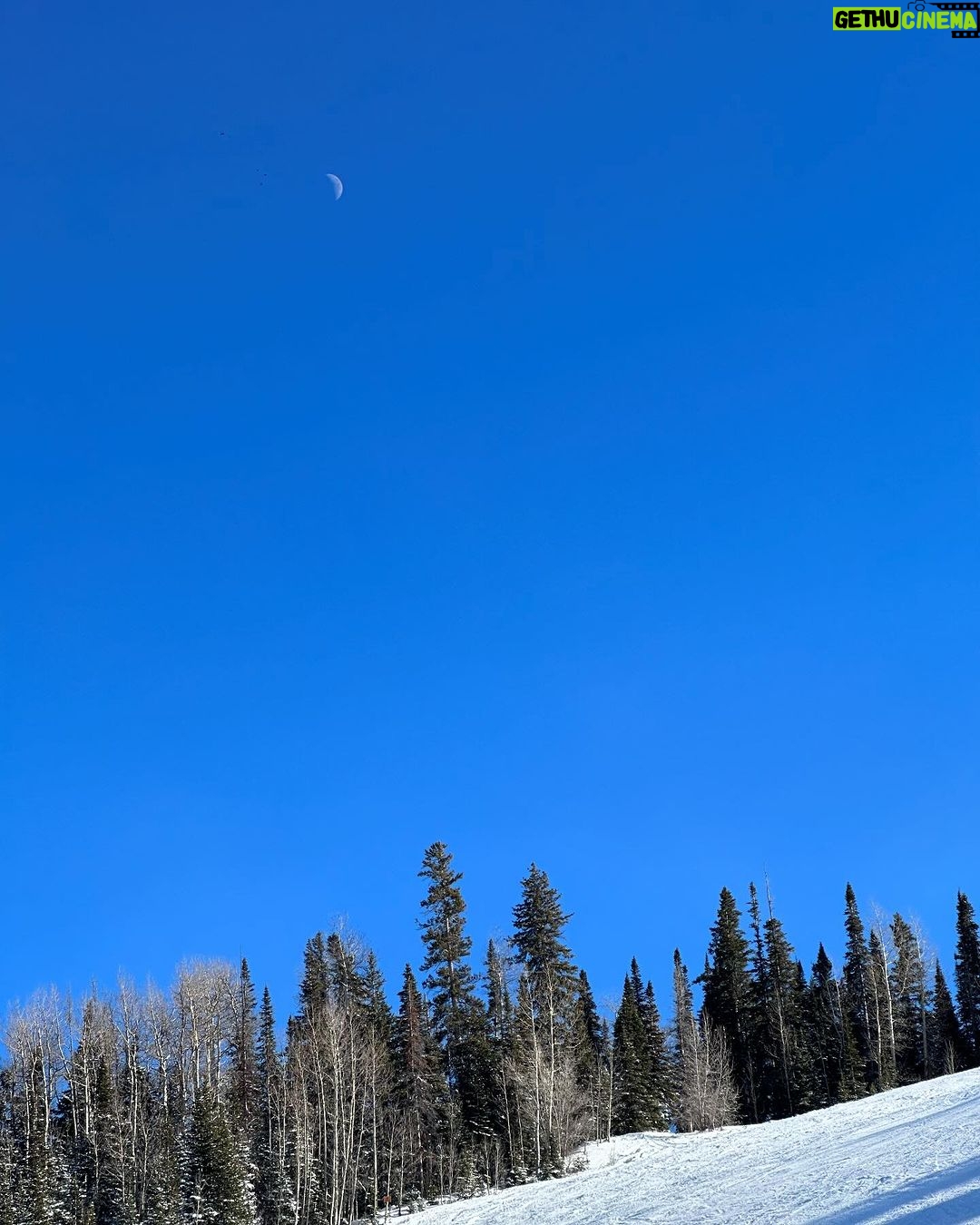Flavia Pavanelli Instagram - “slow down” 🥊 Snowmass Village, Colorado