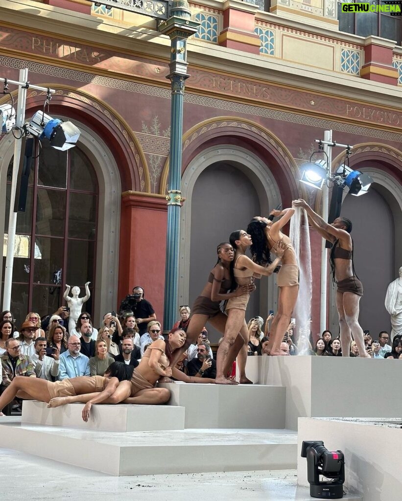 Florence Pugh Instagram - @fkatwigs is something other worldly. What an amazing performance in @maisonvalentino show, truly fucking magnificent.