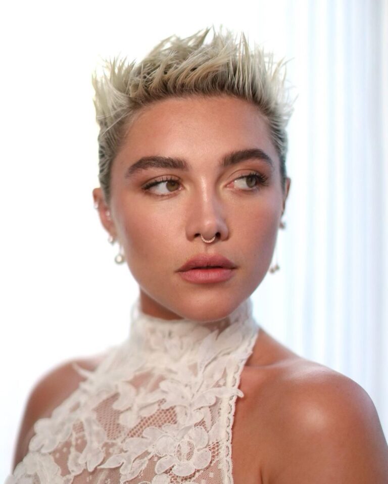 Florence Pugh Instagram - I know I’m always late at posting.. but I’m sharing a love fest as this was truly such a special evening and a wonderful way to congratulate and cheers to magic people being magical. @elleuk and @tiffanyandco thank you for hosting and sponsoring such an evening and for giving the stage and the opportunity to all those you awarded. I had the pleasure of having one of the worlds most thrilling and exciting creators give me my award. I also get to call him a friend. Which is mind boggling. @harris_reed you are MY icon and I’m incredibly lucky I get to love you and collaborate with you and grow in this funny industry with you AND hear you say all those beautiful things on that stage. Well done to all the winners, what a lovely event!