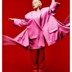 Florence Pugh Instagram - To be given not only a cover but awarded ‘The British Icon’ by Elle Style Awards was not how I expected my summer to end. It was a piece I was really able to reflect and appreciate all those that had pushed me forward, protected, supported, followed, encouraged to get me to where I am now and to be able to be who I am now. I was thrilled to have @jodiesmith interview me, where we discussed it all. Where she was being not only full interviewer at work on zoom but also full mum at work at the same time. Another reason why I’m not surprised I bow down to her and her greatness so easily! To the crew that filled the studio with humour and light during that shoot at a very strange time for all, thank you. The strikes have been important but hard on not only those who it is for, but all who are affected around it. Thank you for talking and sharing and laughing on that day. It was a fulfilling day during a weird time and I thoroughly appreciated you all. Big love and shout out to @dannykasirye, a photographer who I can only hope of working with again and again. He just.. got me. And it. And yeah, he’s fucking fab. Thank you team! You were incredible. Stylist- @jennedykennedy Makeup- @babskymakeup Hair- @peterluxhair Nails- @michelleclassnails Creative director- @tom_houseofusher Fashion director- @avrilmair