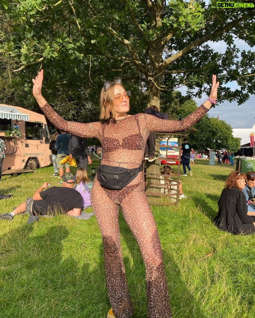 Florence Pugh Instagram - My favourites of all. Thank you @wildernesshq for yet another stupidly gorgeous weekend. Even the mild to excruciating food poisoning on the last day was an interesting twist that I truly wasn’t expecting.. and I still wouldn’t change a thing. Not even a bite. Thank you friends for being the weirdest bunch of freaks a 5’4 girl could ask for. I love you I love you I Looooove you.
