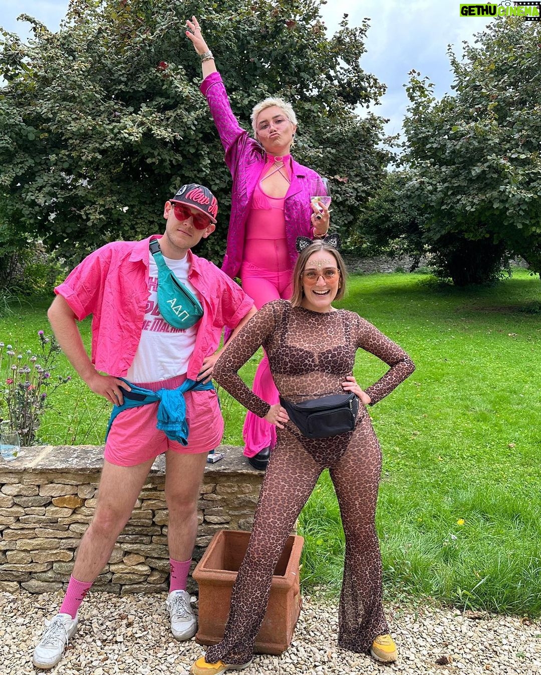 Florence Pugh Instagram - My favourites of all. Thank you @wildernesshq for yet another stupidly gorgeous weekend. Even the mild to excruciating food poisoning on the last day was an interesting twist that I truly wasn’t expecting.. and I still wouldn’t change a thing. Not even a bite. Thank you friends for being the weirdest bunch of freaks a 5’4 girl could ask for. I love you I love you I Looooove you.