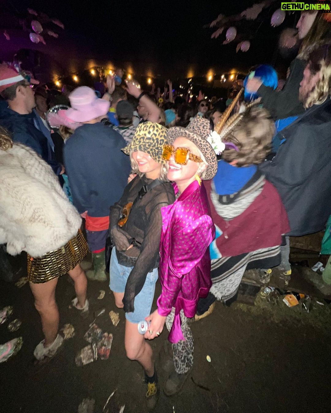 Florence Pugh Instagram - My favourites of all. Thank you @wildernesshq for yet another stupidly gorgeous weekend. Even the mild to excruciating food poisoning on the last day was an interesting twist that I truly wasn’t expecting.. and I still wouldn’t change a thing. Not even a bite. Thank you friends for being the weirdest bunch of freaks a 5’4 girl could ask for. I love you I love you I Looooove you.
