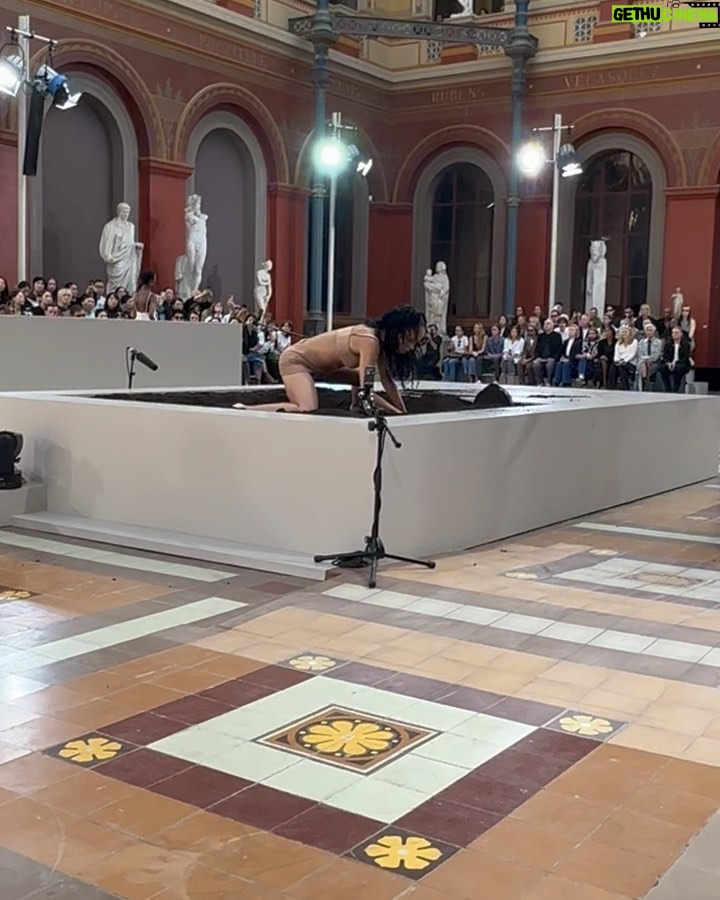 Florence Pugh Instagram - @fkatwigs is something other worldly. What an amazing performance in @maisonvalentino show, truly fucking magnificent.