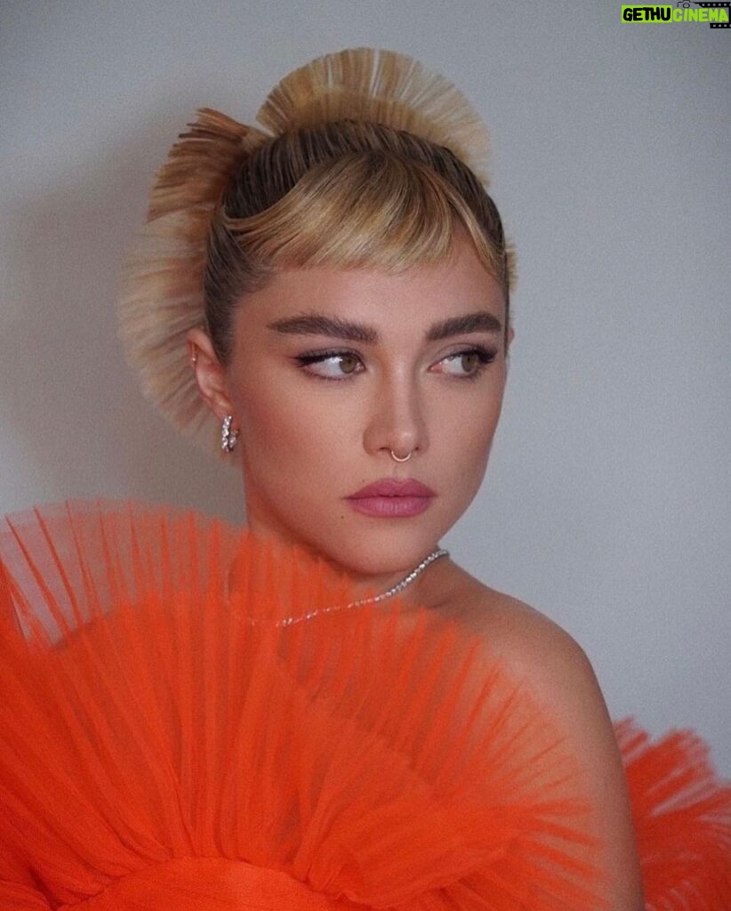 Florence Pugh Instagram - This piece of art was insane. What it then brought out of everyone else’s creativity adding to it was equally unstoppable and impressive. @harris_reed allowed me to be a part of sharing some of his first work at @ninaricci which I am eternally grateful for. Thank you to the many hands of artists who made all of this- genius. Including my epic team who deliver EVERY. SINGLE. TIME. @peterluxhair on hair @babskymakeup on makeup @rebeccacorbinmurray styling @nailglam on nails @colorbymattrez on colour @tiffanyandco jewels 🧡🍑🍊🦁