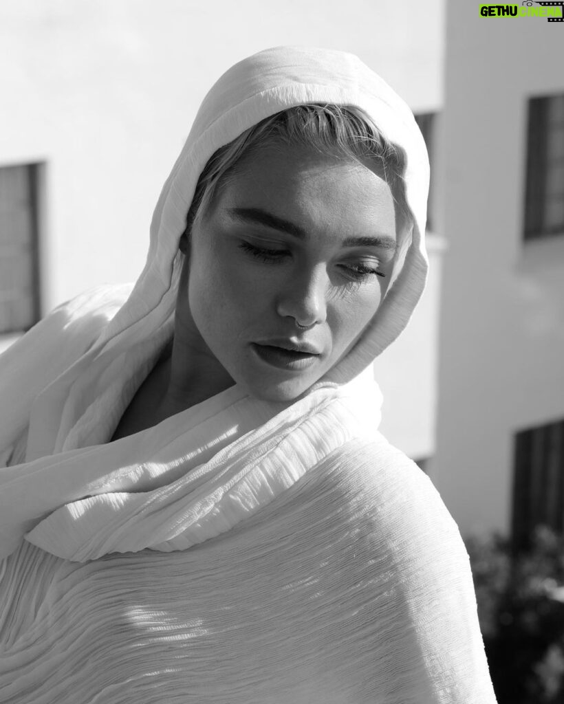 Florence Pugh Instagram - ‘In this time, the most precious substance in the universe is the spice Melange. The spice extends life. The spice expands consciousness. The spice is vital to space travel.‘ Princess Irulan, Dune. While on press for @dunemovie press there’s always time for @gregwilliamsphotography My love for shooting with Greg grows more and more every time we get to do it again. I’m always amazed how much he gets out of those that he’s shooting, and always in such little time. I suppose thats why it’s so easy and so joyous, you know he’s only interested in capturing all the right and real parts of someone.