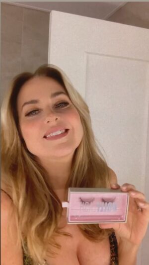 Florencia Ortiz Instagram - Hoy es el Lanzamiento de las nuevas pestañas NATURAL COLECCION de @hollylash_spain 
Son espectaculares, super practicas y fáciles de poner. Tienen 10 micro imanes. Te delineas y las pegas. 
Para festejar te dejo este video. 😁🎉 https://hollylash.com/collections/natural-collection