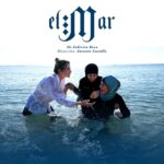 Florencia Ortiz Instagram - El Mar Trata del amor, de tolerancia, de reconocer que siempre será más lo que nos une, que lo que nos separa. Estoy feliz de que este texto, de mi querido @roca_fede , llegue a escena en Barcelona, bajo mi dirección. Con mis amadas @florortizoficial @eva_m_jj y @martamonsez mujeres que representan momentos diferentes de mi vida, quienes con el mismo amor, se vuelcan a la escena y Estrenaremos en la querida Sala Pangoli @salapangoli y esperamos que nos acompañe por mucho tiempo. Los espero Larga vida a El Mar! Gracias a @santiago.granizal por su acompañamiento en este proyecto y siempre. Y a @pablo.delgado13 por su talento a nivel gráfico. Producción @escuela8temps #teatre #teatro #elmar #teatrouruguay #teatrobarcelona #israel #palestina #artistas #estreno #aplausos #drama #barcelona #salapangoli #arte