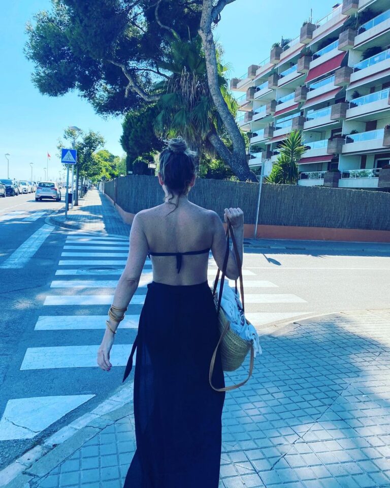 Florencia Ortiz Instagram - Dias de playa con Evi 💜 Caldes d’Estrac #caldesdestrac #Maresme #fotosEvi Balneari Caldes d'Estrac