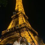 Florencia Ortiz Instagram - ILUMINADA Y ETERNA… La Torre Eiffel, inicialmente llamada Tour de 300 mètres es una estructura de hierro pudelado diseñada inicialmente por los ingenieros civiles Maurice Koechlin y Émile Nouguier y construida, tras el rediseño estético de Stephen Sauvestre, por el ingeniero civil francés Alexandre Gustave Eiffel y sus colaboradores para la Exposición Universal de 1889 en París. Hoy tiene 135 años. 🌟 Haciéndome la profe de historia. 😄 Torre Eiffel, París.